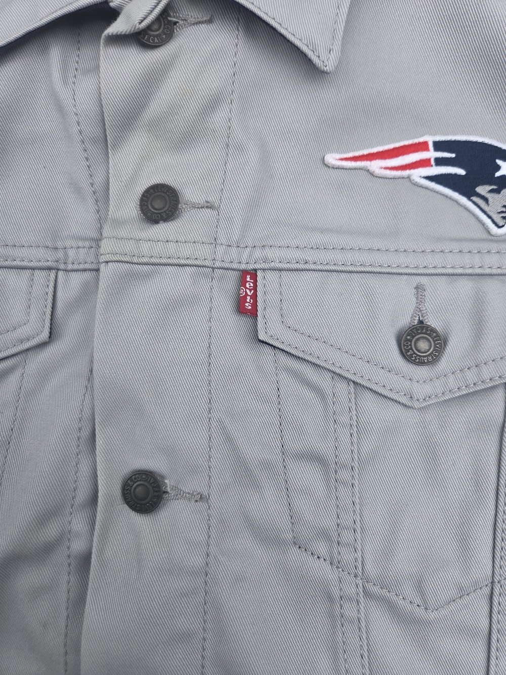 🏈 Levi’s x NFL Patriots Gray Trucker Jacket Men’s XL NWT - Picture 7 of 16